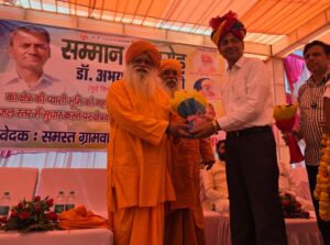 नहरी पानी के लिए सम्मान समारोह, मंच पर पूर्व मंत्री का अभिनंदन