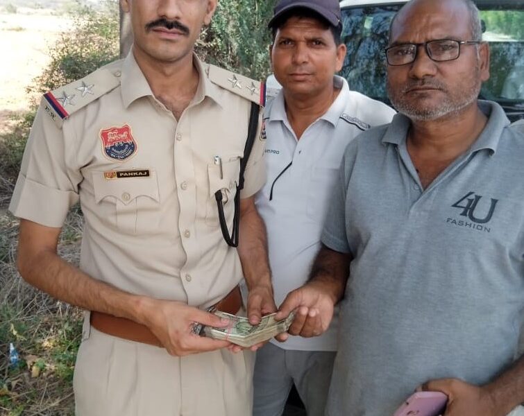 कुलताजपुर के ऑटो चालक रामप्रसाद ने लौटाए 50 हजार, पेश की ईमानदारी की मिसाल