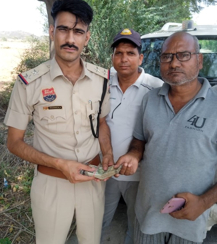 कुलताजपुर के ऑटो चालक रामप्रसाद ने लौटाए 50 हजार, पेश की ईमानदारी की मिसाल