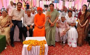 जन्म शताब्दी समारोह में अतिथियों व परिजनों के साथ मंच पर मौजूद गणमान्य लोग