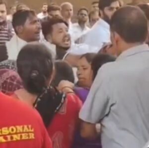फरीदाबाद कोर्ट परिसर में लव मैरिज कपल के साथ मारपीट का दृश्य