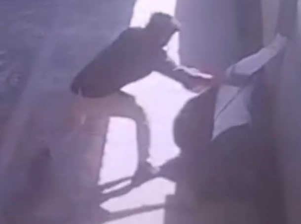 बल्लभगढ़ रेलवे स्टेशन पर ट्रेन और प्लेटफॉर्म के बीच फंसा यात्री