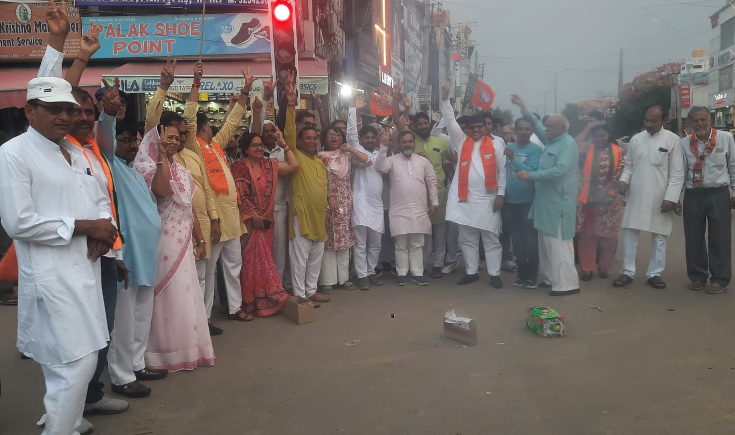 नारनौल के महावीर चौक पर जीत का जश्न मनाते बीजेपी वर्कर ।