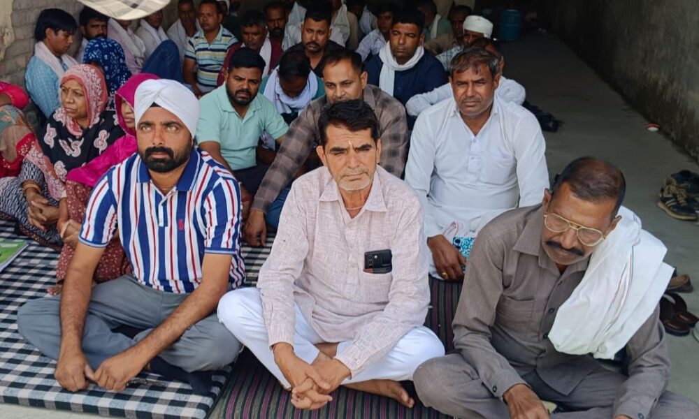 पिहोवा में कर्मचारियों की हड़ताल को समर्थन, शहीद दर्जा और नौकरी की मांग तेज
