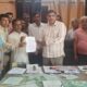वन राजिक अधिकारी रजनीश यादव को लिखत शिकायत देते ट्रैक्टर चालक और आरा मशीन संचालक