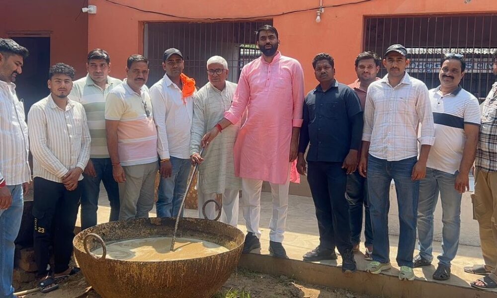 खट्टर के जन्मदिन पर गौवंश के लिए भोजन बनाते व सेवा करते कार्यकर्ता
