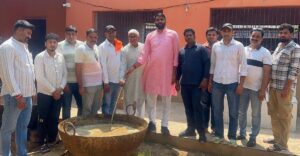 खट्टर के जन्मदिन पर गौवंश के लिए भोजन बनाते व सेवा करते कार्यकर्ता