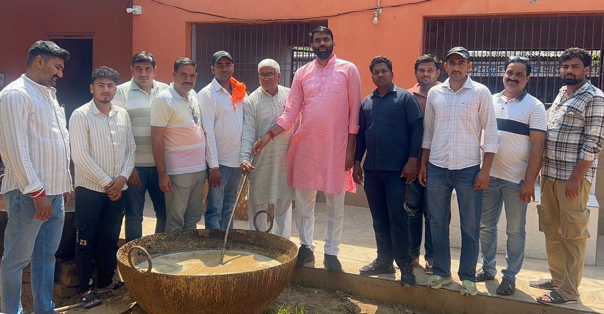 खट्टर के जन्मदिन पर गौवंश के लिए भोजन बनाते व सेवा करते कार्यकर्ता