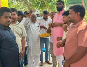 जन्मदिन पर मिठाई बांटकर खुशी मनाते भाजपा किसान मोर्चा सदस्य