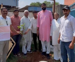 खट्टर के जन्मदिन पर गौशाला में पौधारोपण करते भाजपा किसान मोर्चा कार्यकर्ता