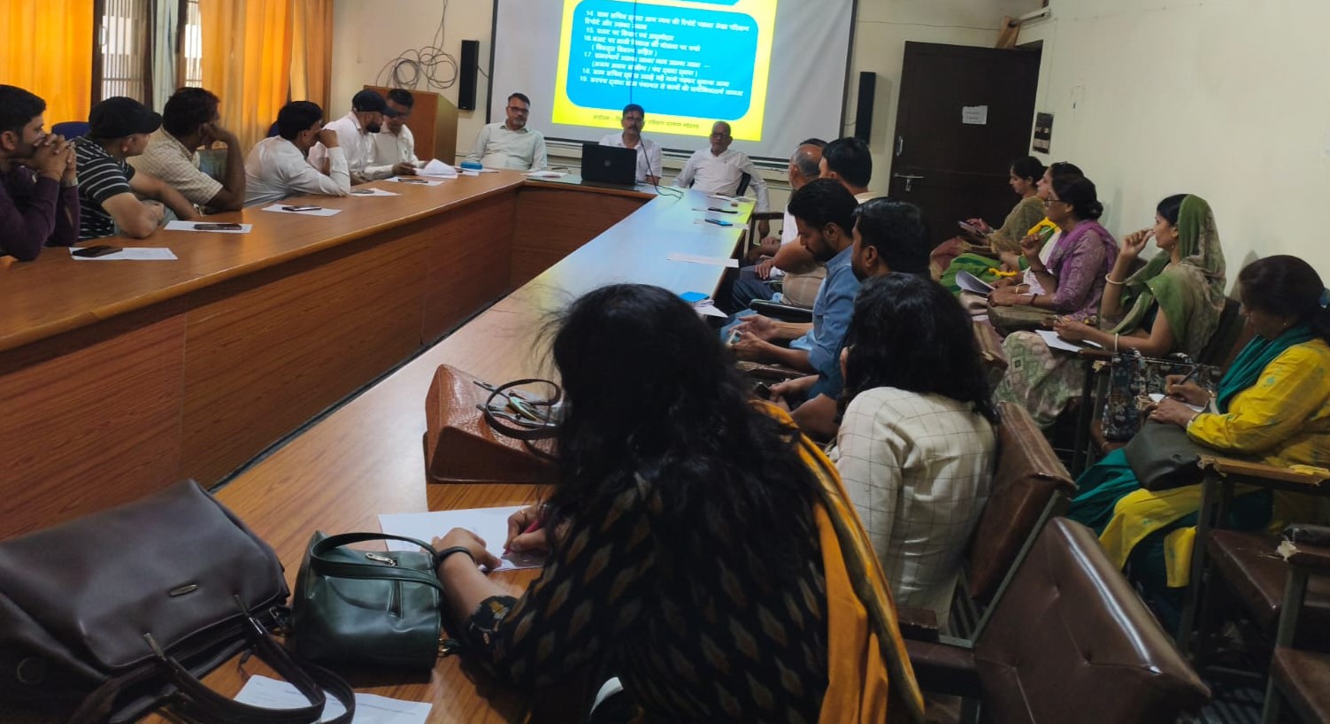 डाइट महेंद्रगढ़ में युवा ग्राम पंचायत प्रशिक्षण कार्यक्रम के दौरान उपस्थित प्रतिभागी