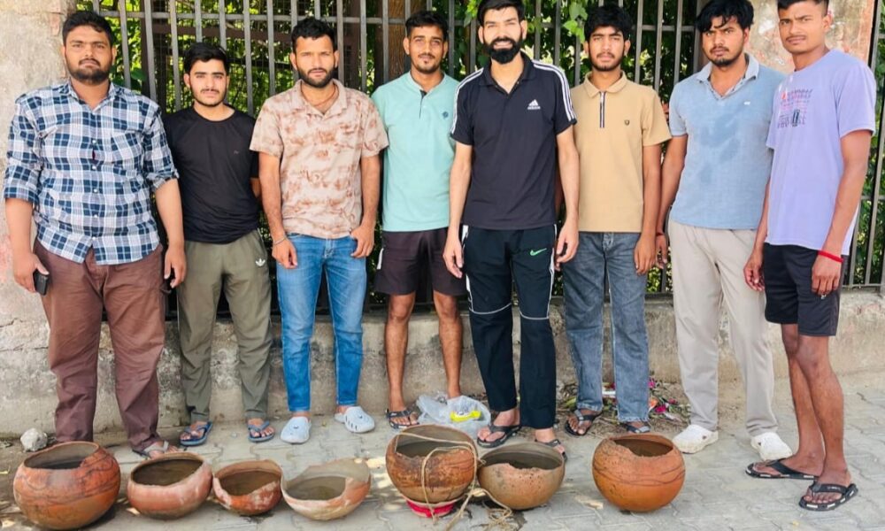 नांगल चौधरी में पक्षियों के लिए सकोरे अभियान, युवाओं ने की पानी की व्यवस्था