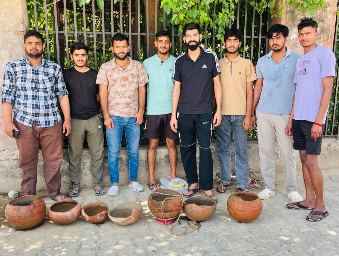नांगल चौधरी में पक्षियों के लिए सकोरे अभियान, युवाओं ने की पानी की व्यवस्था