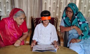 ताजपुर की वंशिका ने आंखों पर पट्टी बांधकर पढ़ने-लिखने का दिखाया कमाल