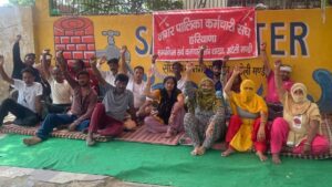 अटेली में सातवें दिन भी ठेका प्रथा के विरोध में धरने पर बैठे सफाई कर्मचारी।