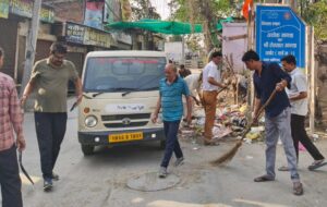अटेली में कचरा डालते हुए जनप्रतिनिधि व अन्य।
