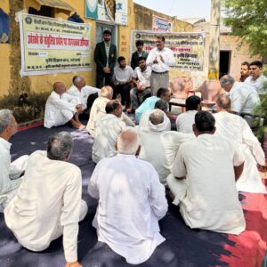 कृषि जागरूकता कार्यक्रम के दौरान किसानों को फसल और पशुपालन संबंधी योजनाओं के बारे में जागरूक करते अधिकारी।