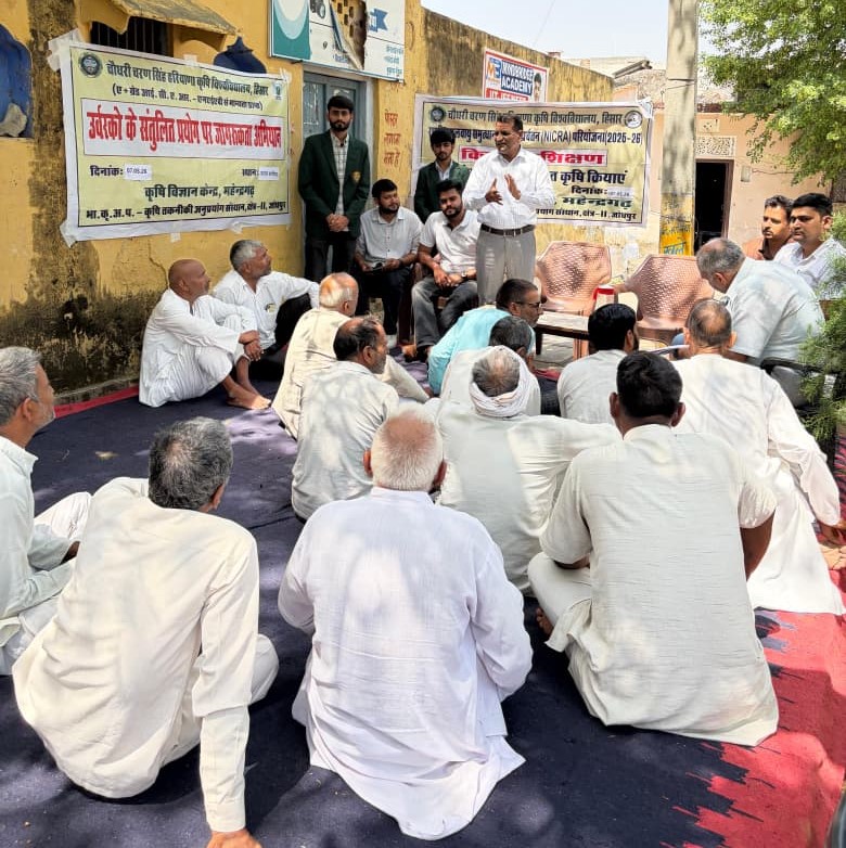कृषि जागरूकता कार्यक्रम के दौरान किसानों को फसल और पशुपालन संबंधी योजनाओं के बारे में जागरूक करते अधिकारी।