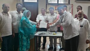 महासचिव पद पर पहली महिला उम्मीदवार के रूप में नामांकन भरने के बाद समर्थकों के साथ रेणु दहिया।