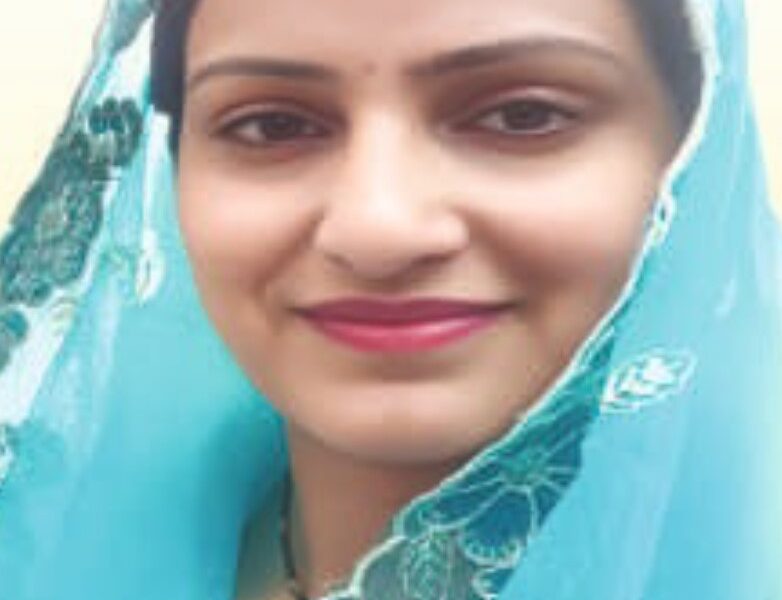 सैनी सभा नारनौल के चुनाव में महिला भागीदारी का संदेश देतीं महासचिव पद की उम्मीदवार रेणु दहिया।