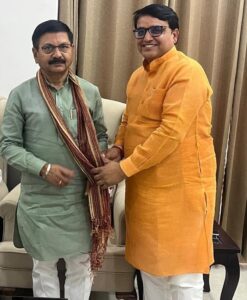 भाजपा की जीत के जश्न में पंचकमल कार्यालय में नेताओं ने साझा की खुशी।