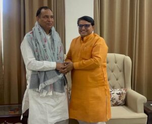 भाजपा प्रदेश अध्यक्ष मोहनलाल बडोली और वरिष्ठ नेता जेपी सैनी की मुलाकात का दृश्य।