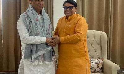 भाजपा प्रदेश अध्यक्ष मोहनलाल बडोली और वरिष्ठ नेता जेपी सैनी की मुलाकात का दृश्य।