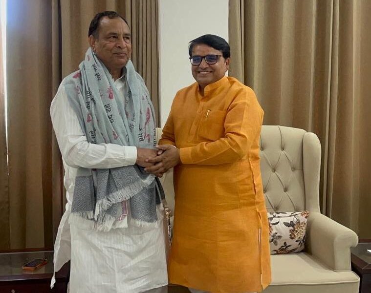 भाजपा प्रदेश अध्यक्ष मोहनलाल बडोली और वरिष्ठ नेता जेपी सैनी की मुलाकात का दृश्य।