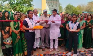 हिंदुस्तान पब्लिक स्कूल सलीमपुर में कार्यक्रम का शुभारंभ करते हुए जिला प्रमुख डा.राकेश कुमार।