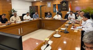 जल निकासी और बाढ़ राहत कार्यों की प्रगति पर अधिकारियों को निर्देश देतीं श्रुति चौधरी।