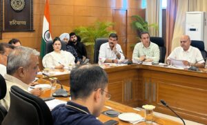 मानसून तैयारियों को लेकर अधिकारियों के साथ समीक्षा बैठक करती मंत्री श्रुति चौधरी।