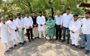 बूथ स्तर तक कांग्रेस संगठन विस्तार की रणनीति पर मंथन करते जिलाध्यक्ष सत्यवीर यादव झूकिया व अन्य कार्यकर्ता।