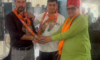भाजपा पदाधिकारियों ने पार्टी का पटका पहनाकर नए कार्यकर्ता का स्वागत किया।