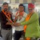 भाजपा पदाधिकारियों ने पार्टी का पटका पहनाकर नए कार्यकर्ता का स्वागत किया।