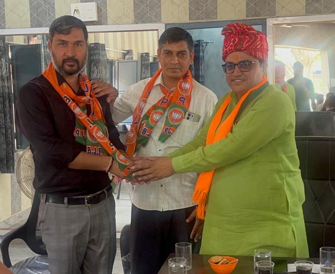 भाजपा पदाधिकारियों ने पार्टी का पटका पहनाकर नए कार्यकर्ता का स्वागत किया।