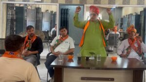 भाजपा कार्यकर्ताओं की बैठक में संगठन को मजबूत बनाने पर जोर देते पदाधिकारी।