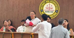 जिला बार एसोसिएशन नारनौल के सम्मान समारोह में न्यायिक एवं प्रशासनिक अधिकारियों का स्वागत करते पदाधिकारी।
