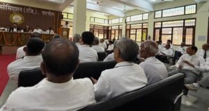 नारनौल बार एसोसिएशन के कार्यक्रम में बड़ी संख्या में मौजूद अधिवक्ता एवं गणमान्य नागरिक।