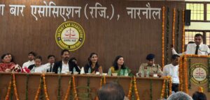 नारनौल बार एसोसिएशन के समारोह में मौजूद उपायुक्त अनुपमा अंजली, पुलिस अधिकारी और अधिवक्ता।