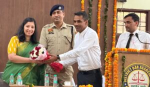 जिला बार एसोसिएशन नारनौल के सम्मान समारोह में उपायुक्त अनुपमा अंजली का स्वागत करते पदाधिकारी।