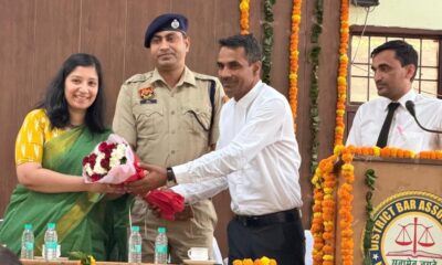 जिला बार एसोसिएशन नारनौल के सम्मान समारोह में उपायुक्त अनुपमा अंजली का स्वागत करते पदाधिकारी।