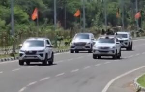 मुख्यमंत्री नायब सिंह सैनी ने सरकारी काफिले में गाड़ियों की संख्या घटाकर सादगी और ईंधन बचत का संदेश दिया।