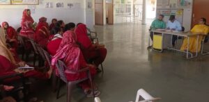 रामपुरा PHC में आयोजित स्वास्थ्य विभाग की बैठक में आशा वर्कर्स और कर्मचारियों को जरूरी दिशा-निर्देश देते अधिकारी।