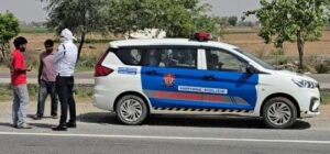 नारनौल-अटेली रोड पर चेकिंग अभियान के दौरान कार्रवाई करती ट्रैफिक पुलिस टीम।