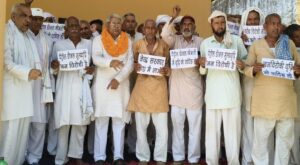 पेट्रोल-डीजल कीमतों में बढ़ोतरी के विरोध में मंडी अटेली में प्रदर्शन करते ग्रामीण।
