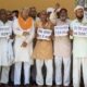 पेट्रोल-डीजल कीमतों में बढ़ोतरी के विरोध में मंडी अटेली में प्रदर्शन करते ग्रामीण।