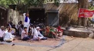 अटेली में वेतन बढ़ोतरी और नौकरी सुरक्षा की मांग उठाते सफाई कर्मचारी।