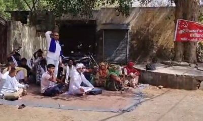 अटेली में वेतन बढ़ोतरी और नौकरी सुरक्षा की मांग उठाते सफाई कर्मचारी।