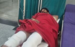 पुलिस पर फायरिंग के बाद जवाबी कार्रवाई, तस्कर के दोनों पैरों में लगी गोली।