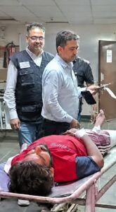 कुरुक्षेत्र में STF और भाऊ गैंग शूटरों के बीच मुठभेड़ और घायल आरोपियों को अस्पताल ले जाते पुलिसकर्मी